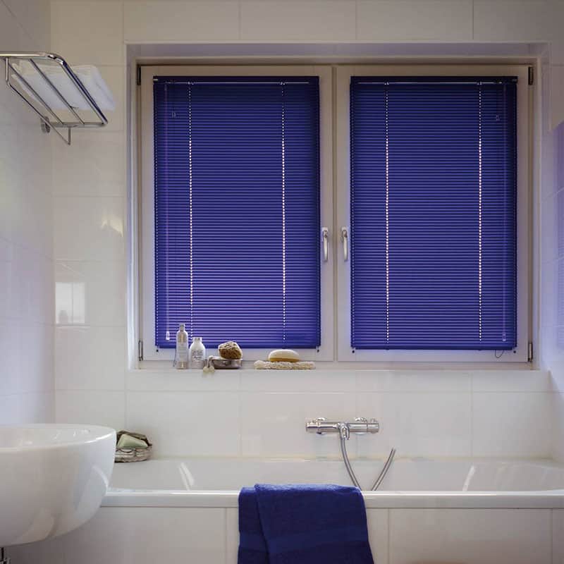 Verosol-Blue-venetians-in-Bathroom